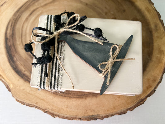 Witch's Hat ‘Tis Near Halloween’ Mini Book Stack